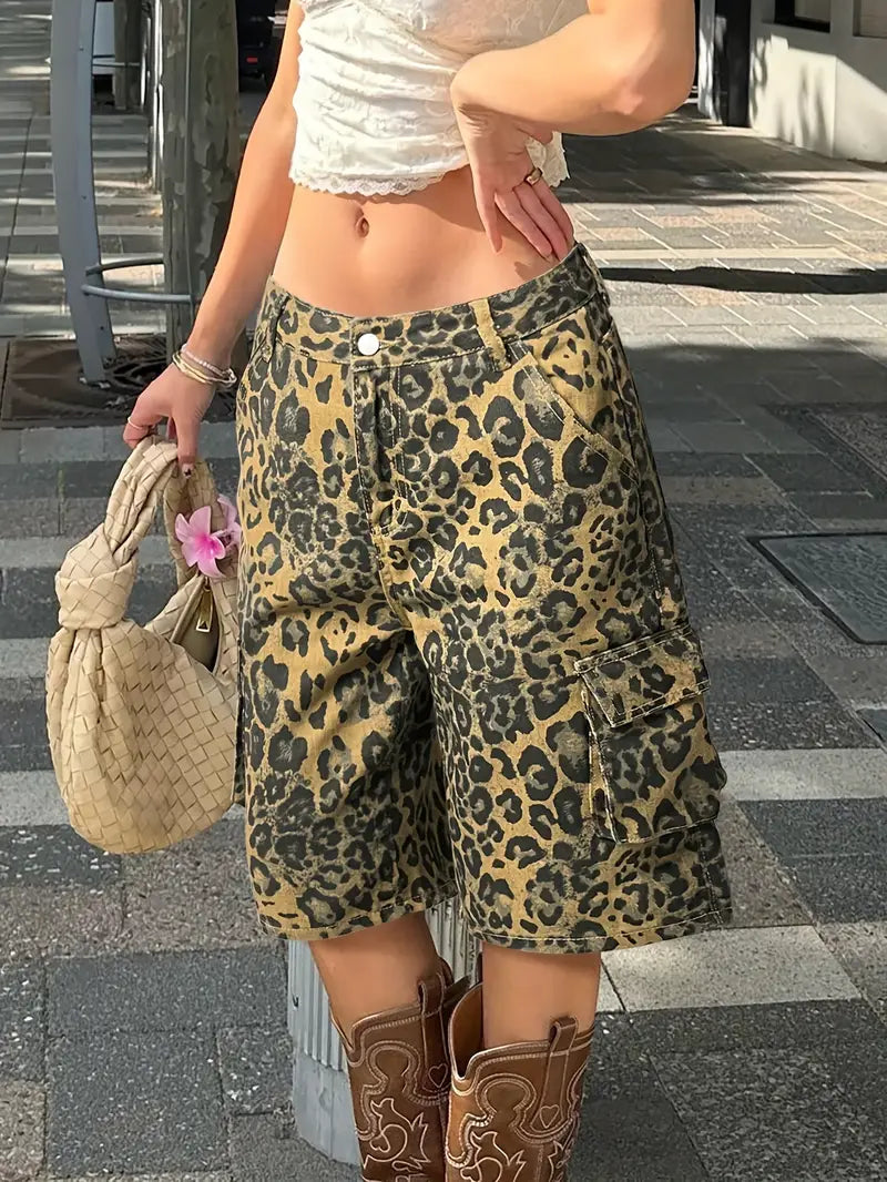 Syvella – Stylish Cargo Pants with Leopard Print