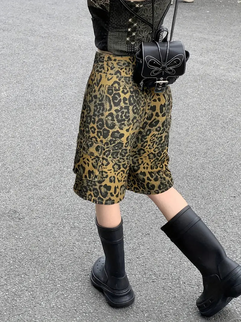 Syvella – Stylish Cargo Pants with Leopard Print