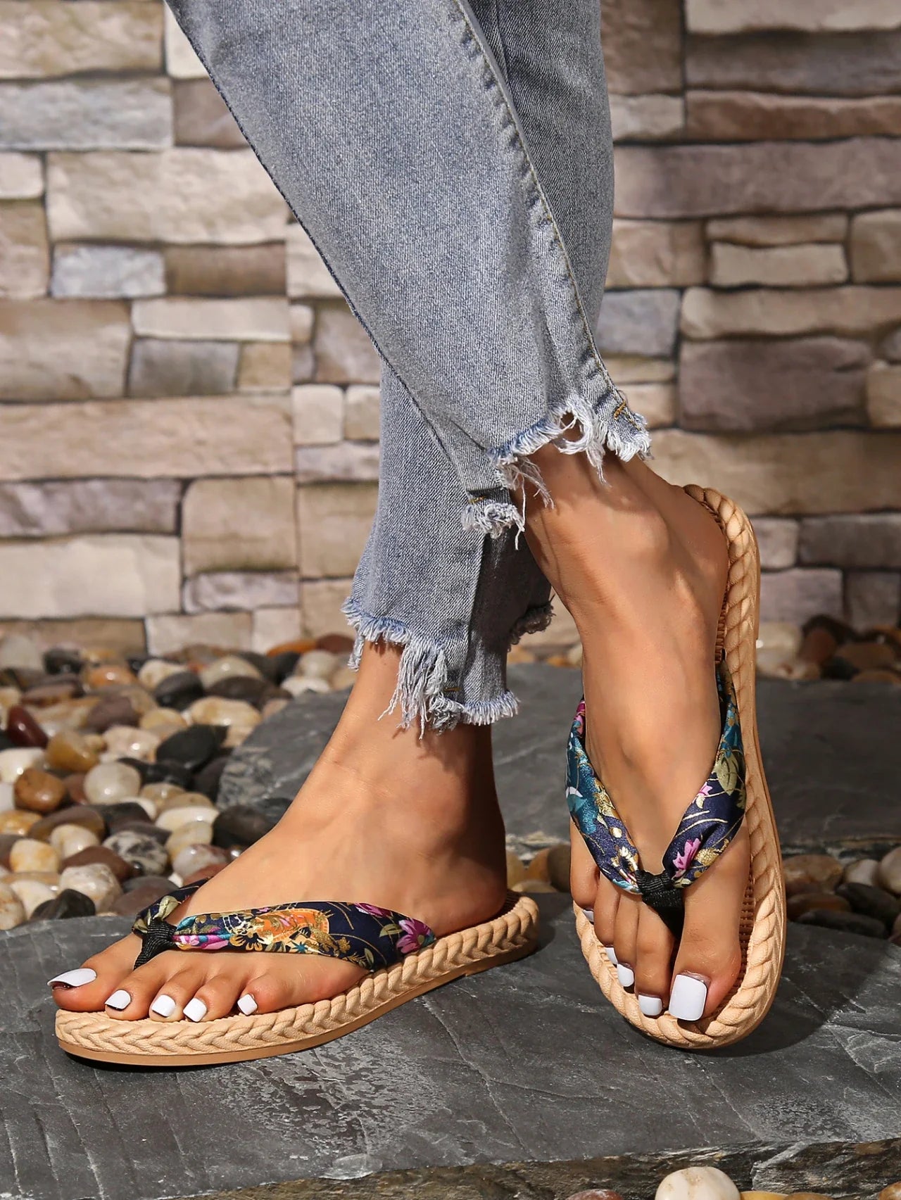 Lira – Floral Weave Design Slippers
