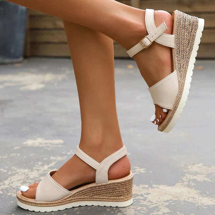 Sanne - Orthopaedic sandals with angled straps
