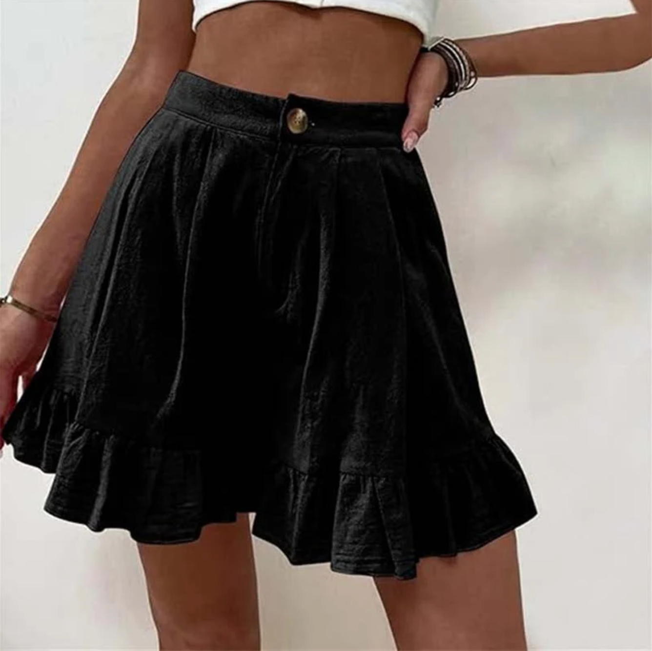 Thalara – Chic Shorts with Ruffled Hem