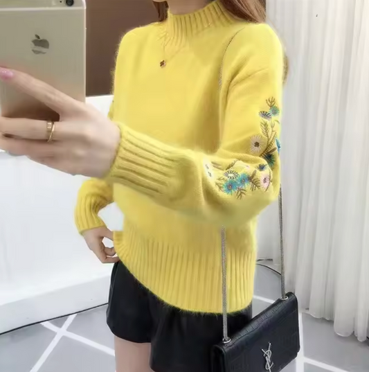 Onna – Knitted Sweater with Floral Embroidery