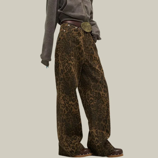Morvessa – Wide-legged Jeans with Leopard Print