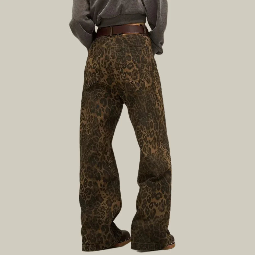 Morvessa – Wide-legged Jeans with Leopard Print