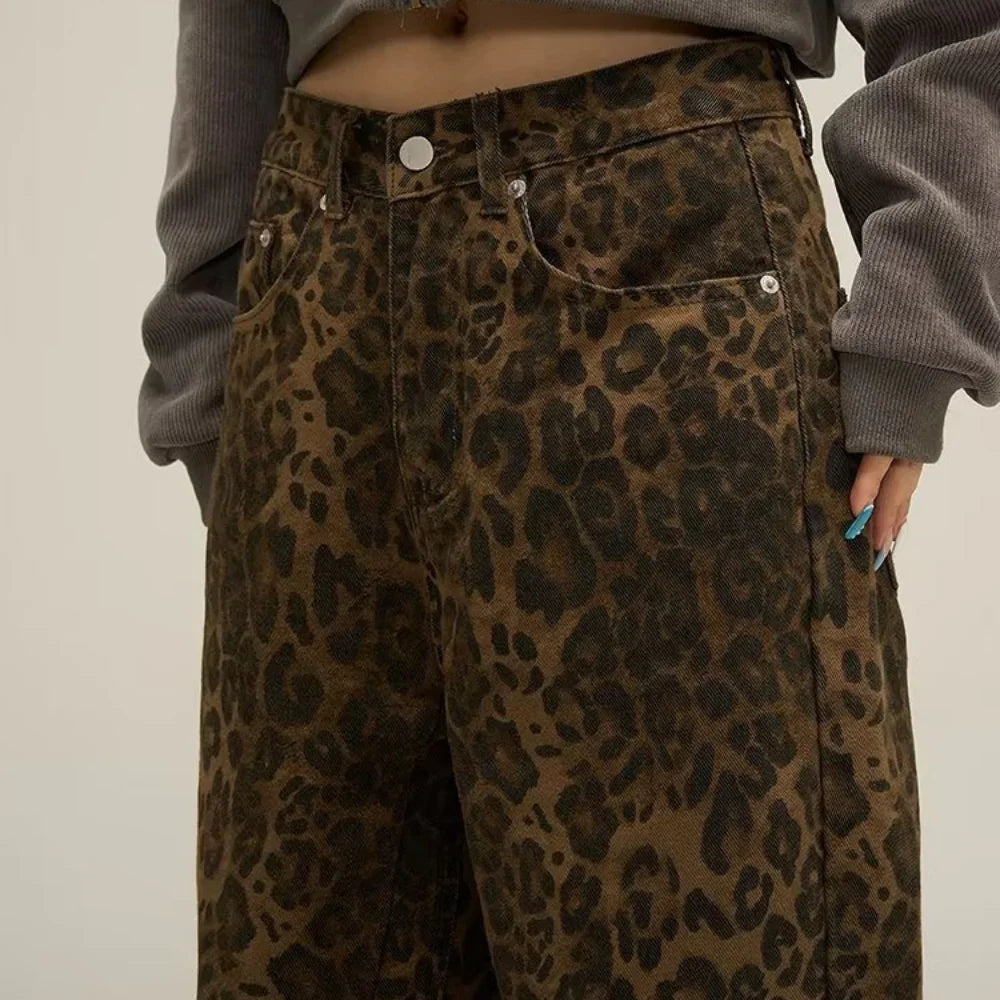Morvessa – Wide-legged Jeans with Leopard Print