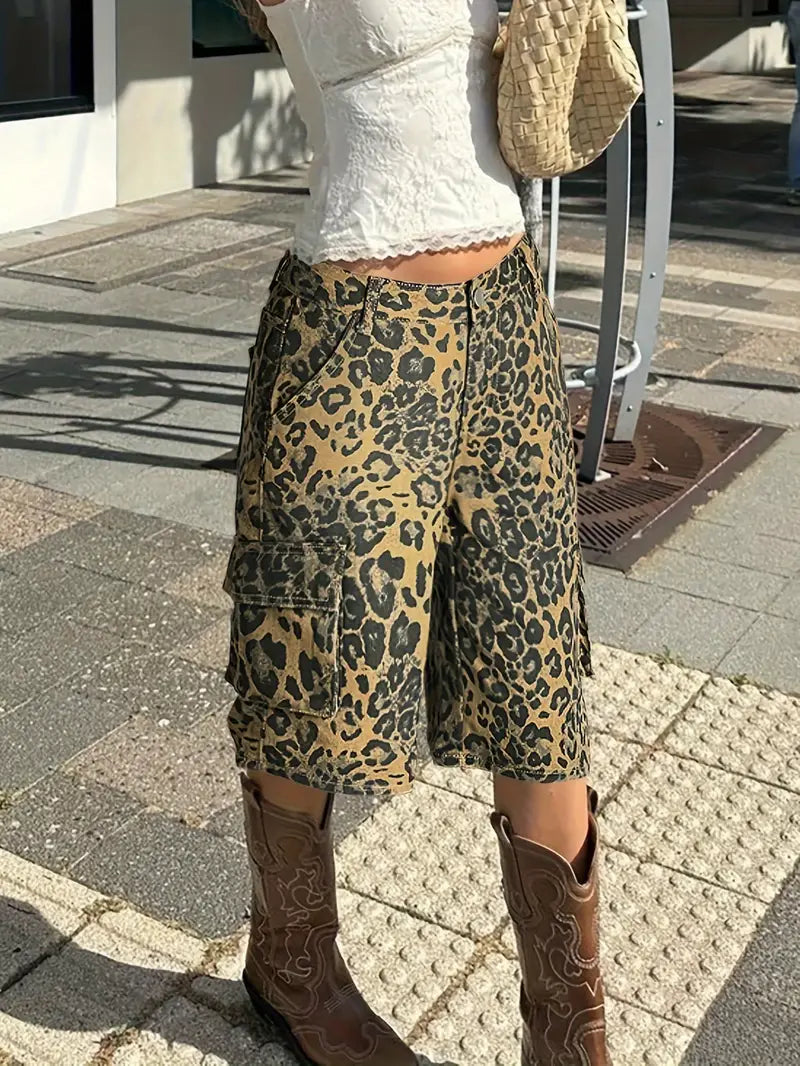 Syvella – Stylish Cargo Pants with Leopard Print
