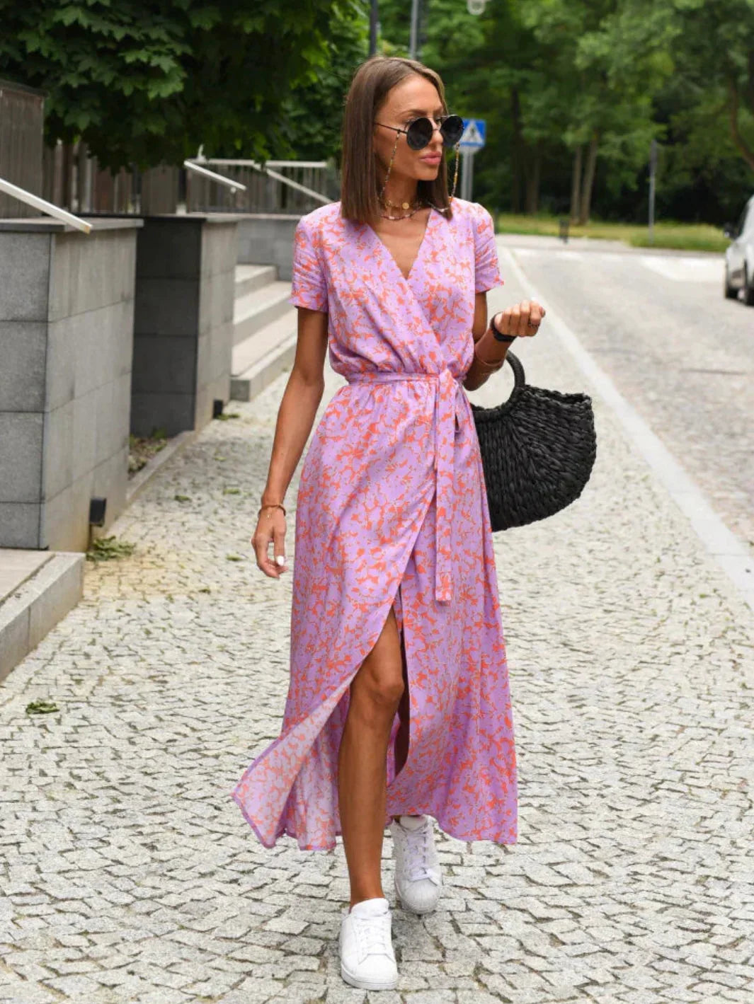 Amoura – Elegant High Slit V-neck Dress