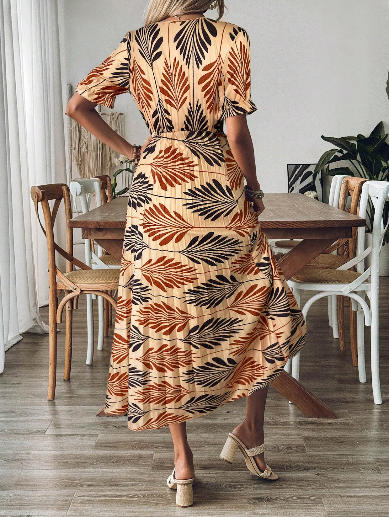 Genina – Pleated Midi Dress with Tropical Leaf Print